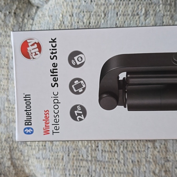 CIRCUIT CITY BRAND BLUETOOTH WIRELESS TELESCOPIC SELFIE STICK - Picture 2 of 7